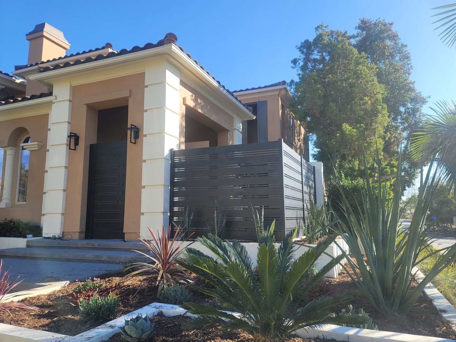 Modern horizontal privacy fence in front of a Santa Clarita home