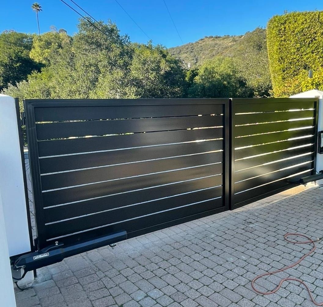 Automatic horizontal-slat driveway gate