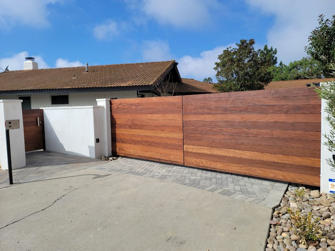 Horizontal hardwood driveway gate and side gate