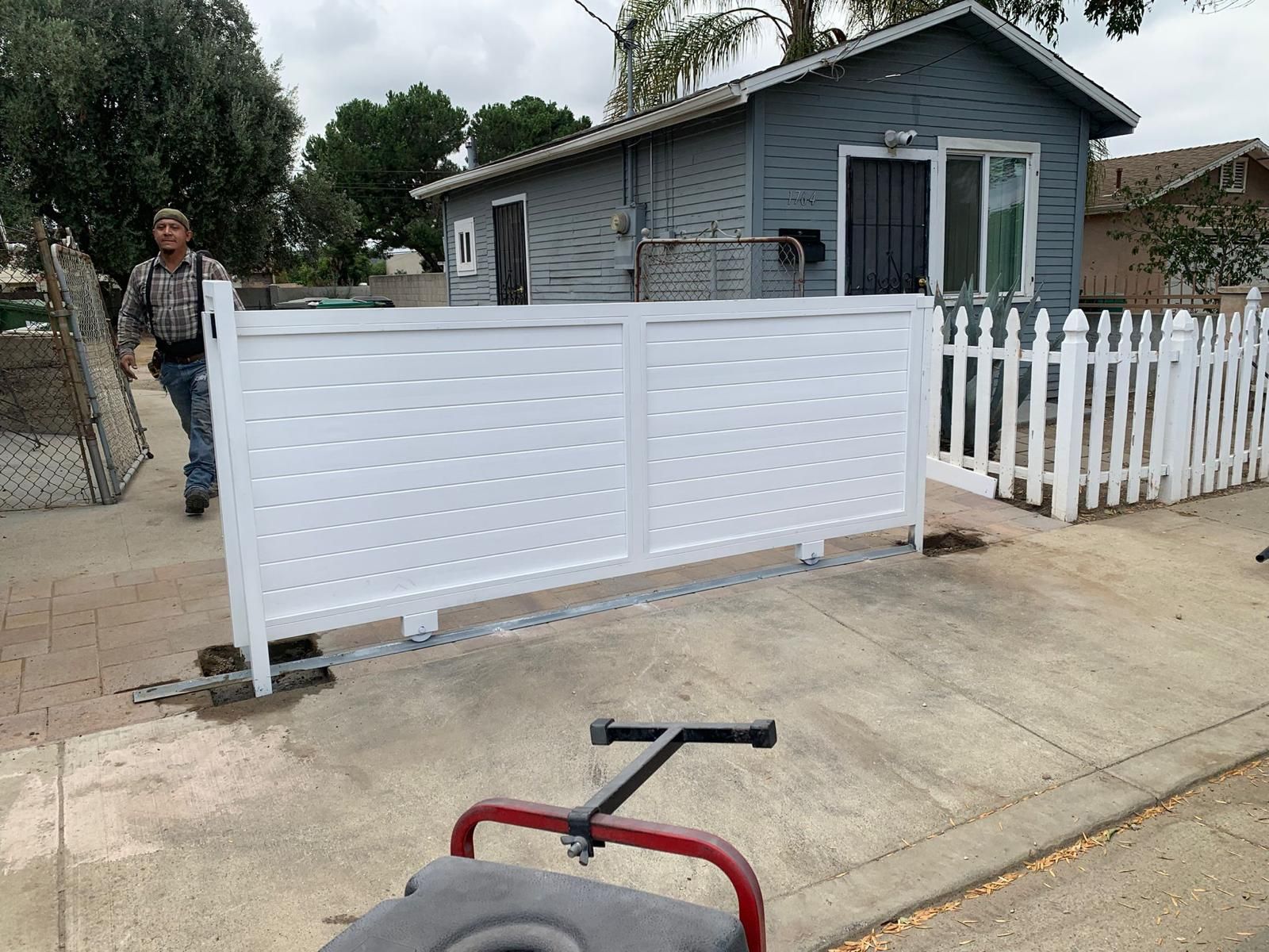 Sliding gate being set on its track
